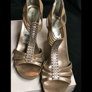 Wedge shoe with back zipper Size 10